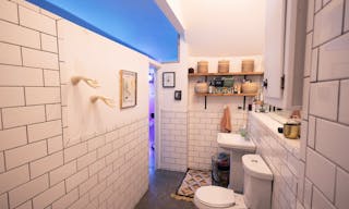 Colorful Spacious Garden Apartment - Image 19