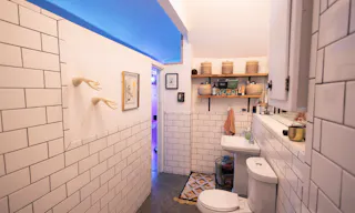 Colorful Spacious Garden Apartment - Image 19