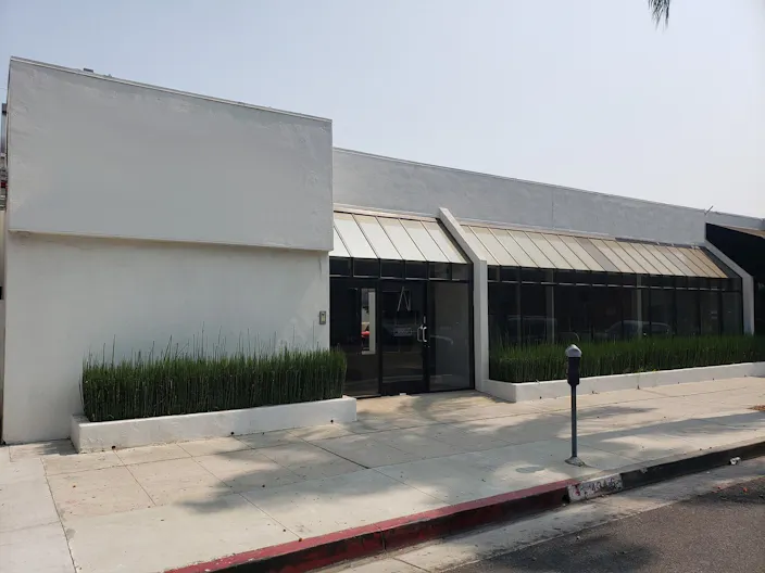 Prime location with a big window fa�ade on Robertson Boulevard - Image 2
