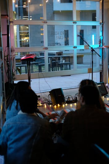 Cafe with Denver downtown view - Image 4
