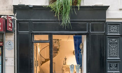 Classic Parisian Art Gallery with Black Storefront 40m2 - Image 0