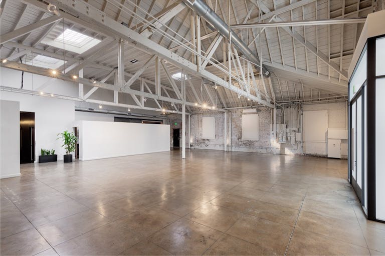 Beautiful Warehouse in South Park - Image 2