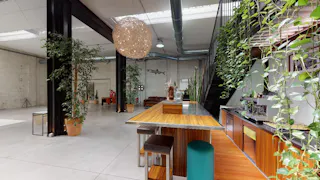 Raw Elegance: 300 sqm Industrial Open Space for Creative Projects, Showrooms and more. - Image 4