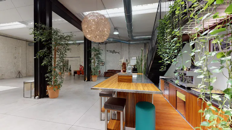 Raw Elegance: 300 sqm Industrial Open Space for Creative Projects, Showrooms and more.  - Image 4