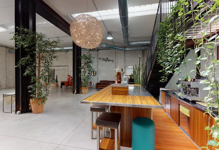 Raw Elegance: 300 sqm Industrial Open Space for Creative Projects, Showrooms and more. - Image 4