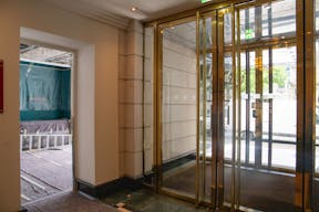 Elegant Retail Space at Historic Hotel Bristol - Image 9