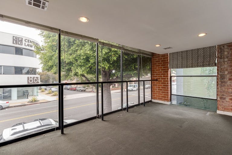 Trendy Building in Beverly Hills - Image 0