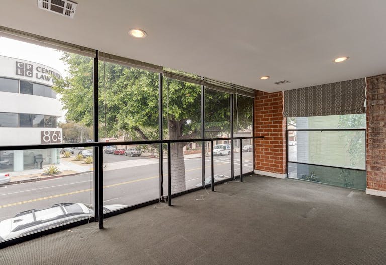 Trendy Building in Beverly Hills - Image 0