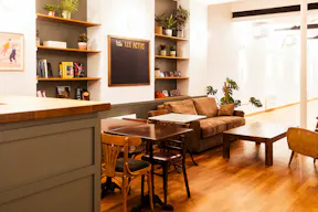 Elegant & Light flooded loft with storefront - Image 12
