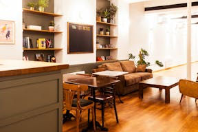 Elegant & Light flooded loft with storefront - Image 12