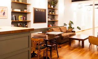 Elegant & Light flooded loft with storefront - Image 12