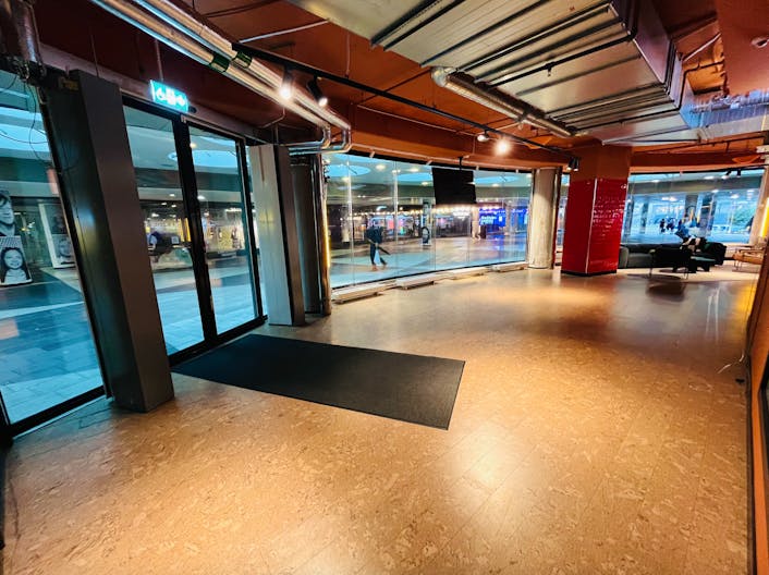 Pop-up at Plattan: 70,000 daily passersby. - Image 2