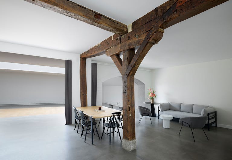 Place des Vosges Show Room - Image 0