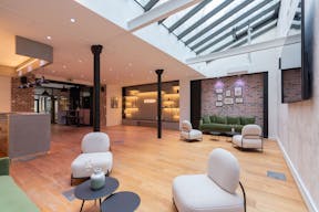 Loft sous verrière - Equiria Showroom - Image 1