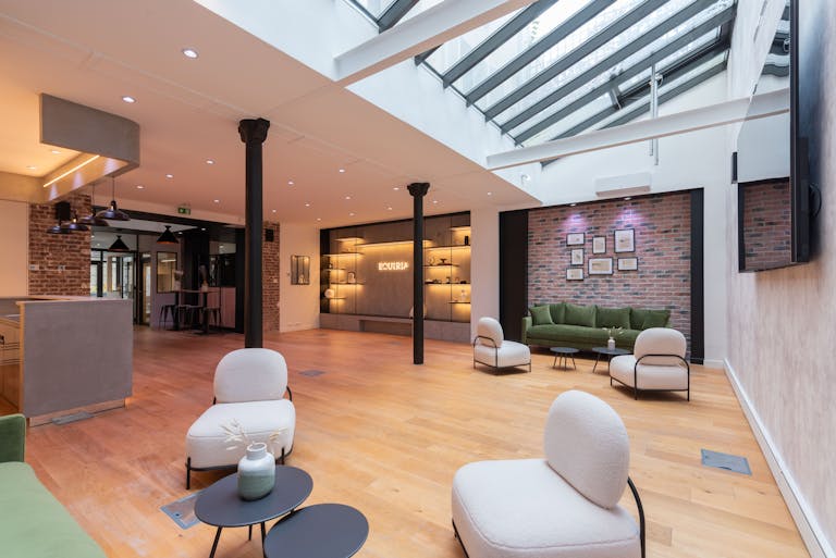 Loft sous verrière - Equiria Showroom - Image 1