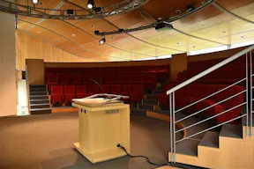 Espace de conférence ou de présentation avec amphithéâtre - Image 6