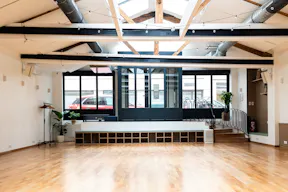 Elegant & Light flooded loft with storefront - Image 3