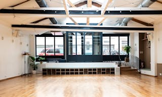 Elegant & Light flooded loft with storefront - Image 3
