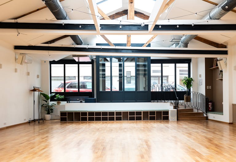 Elegant & Light flooded loft with storefront - Image 3