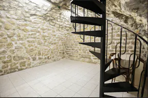 Le Marais Storefront & Vaulted Cellar – Showroom / Pop-Up, rue Chapon - Image 10