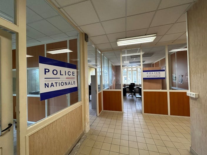 D�cor/Lieu de tournage: Commissariat - Image 1
