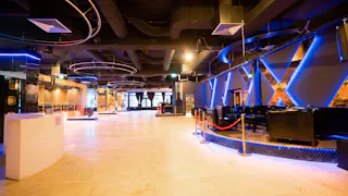 Central Venue with a Berliner Skyline View - Image 12