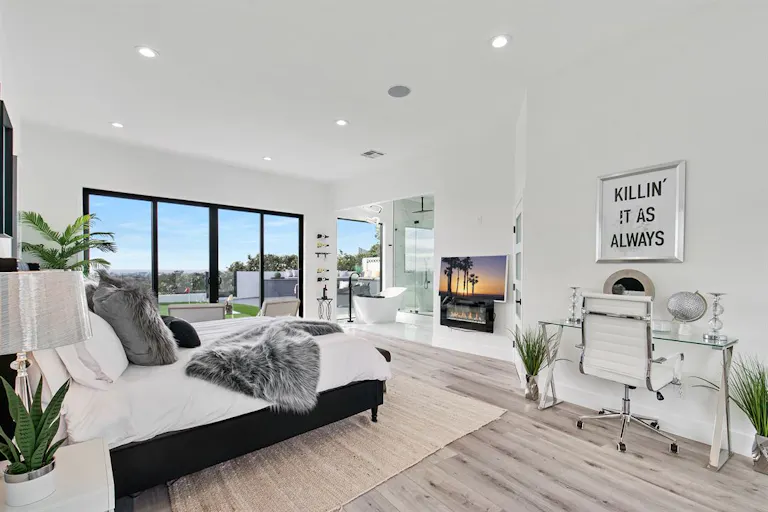 Super Mansion with Los Angeles 360 Views - Image 2