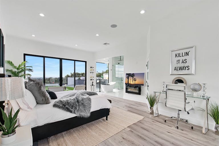 Super Mansion with Los Angeles 360 Views - Image 2