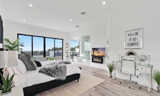 Super Mansion with Los Angeles 360 Views - Image 2