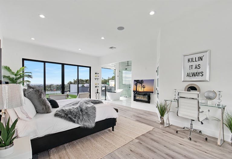 Super Mansion with Los Angeles 360 Views - Image 2