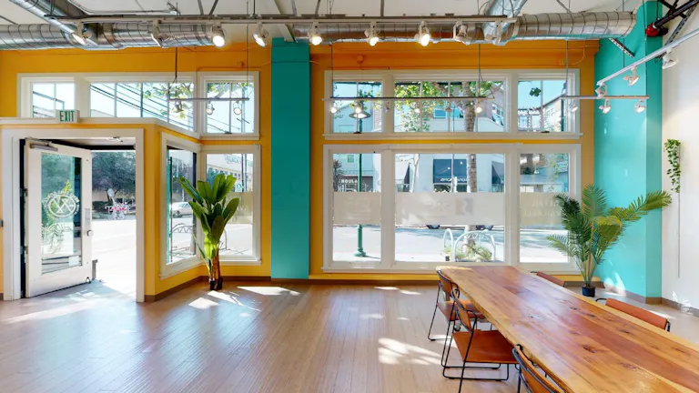 Sunlit space for pop-ups and meetings - Image 4