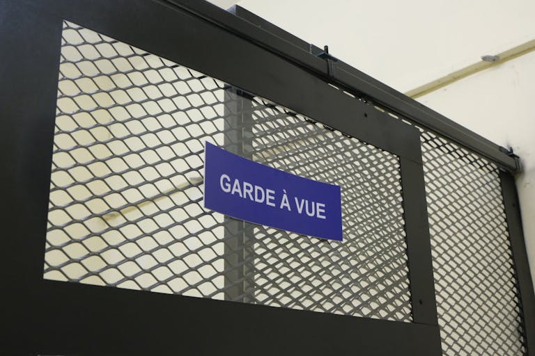 D�cor/Lieu de tournage: Commissariat - Image 3