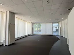 High-Traffic Retail Space Near Alexanderplatz - Image 8