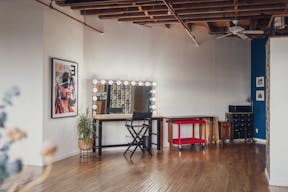 Unique Industrial Loft/ Photo Studio w/ amazing Kitchen & Bathroom - Image 9