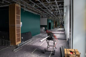 Elegant Retail Space at Historic Hotel Bristol - Image 7