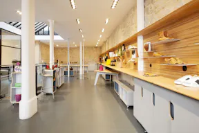 Showroom space under glass roof with natural light - Image 2