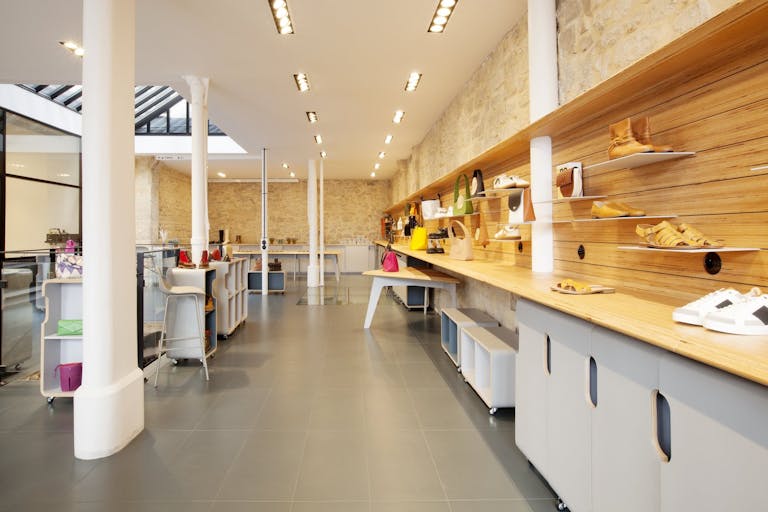 Showroom space under glass roof with natural light - Image 2