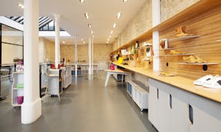 Showroom space under glass roof with natural light - Image 2