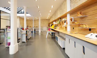 Showroom space under glass roof with natural light - Image 2