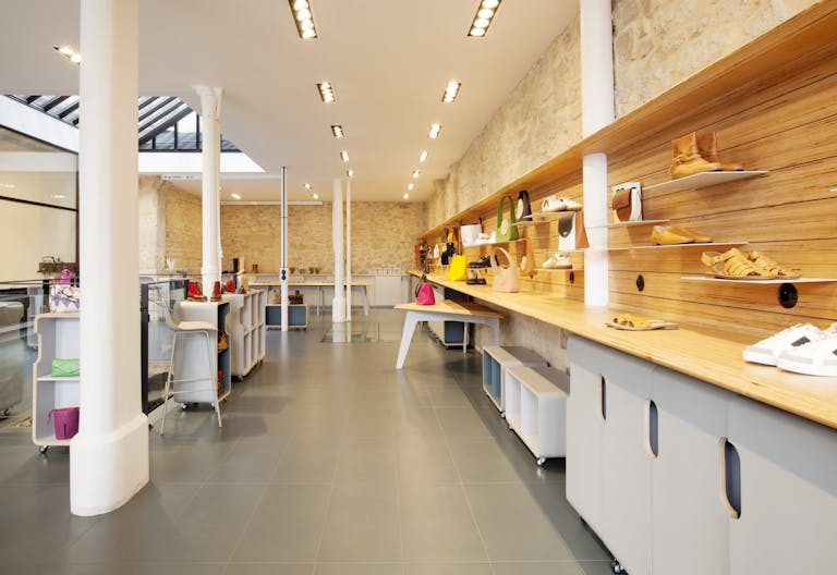 Showroom space under glass roof with natural light - Image 2