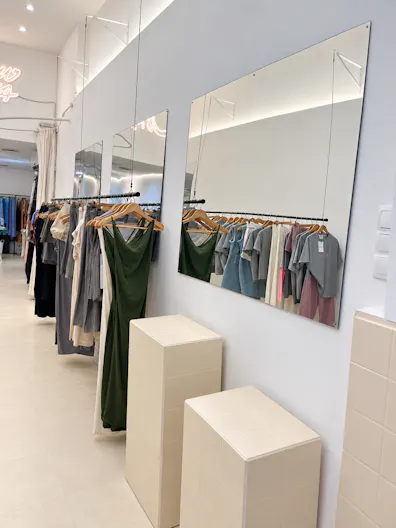Bright 70 m² retail & pop-up space in the heart of El Born - Image 1