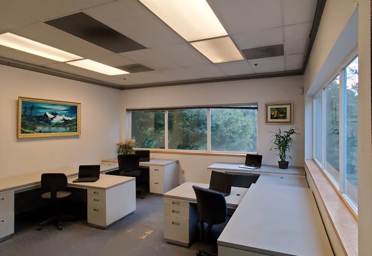 2 story building in grate location, close to downtown Seattle, Magnolia and Ballard center. It has 12 designated parking spaces and garage. Updates available.. - Image 3