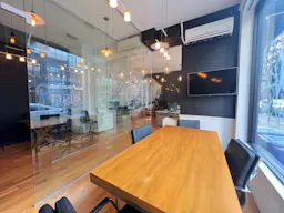 Prime Williamsburg Corner Retail Space | 100 ft Glass Frontage | High Foot Traffic - Image 8