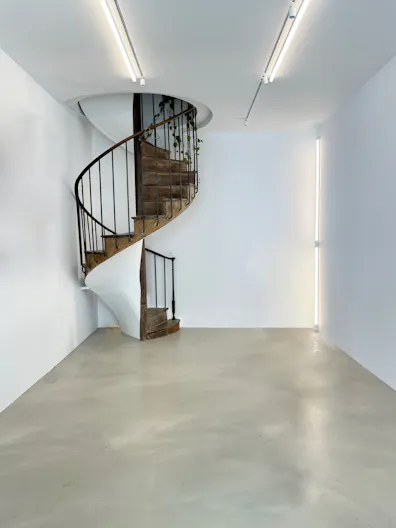 Classic Parisian Art Gallery with Black Storefront 40m2 - Image 3