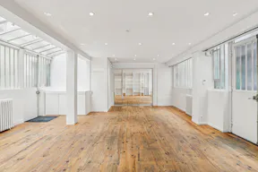 Contemporary Showroom in Le Marais - Image 0