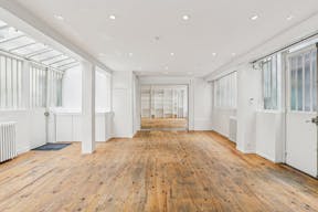 Contemporary Showroom in Le Marais - Image 0