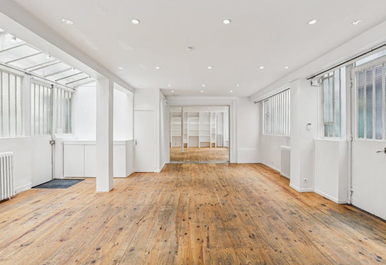 Contemporary Showroom in Le Marais - Image 0