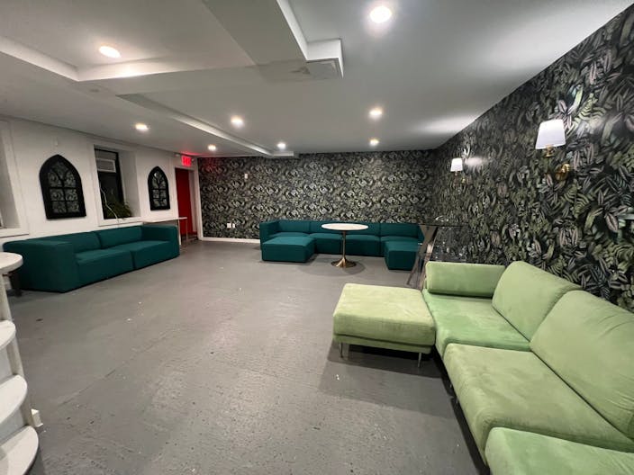 Intimate, Private Luxe Gallery Lounge - Image 3