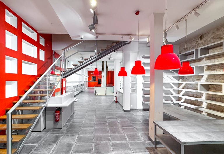 Galerie d'art devant le Centre Georges Pompidou - Image 1