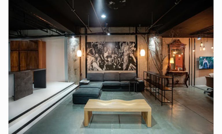 Elevate Your Event Experience in Istanbul's Chic Studio - Image 4